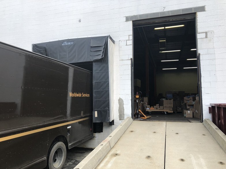 More Photos Of 28 Industrial Dr, Middletown Warehouse For Lease