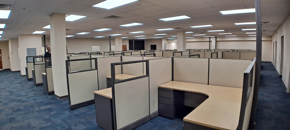 More Photos Of 5000 Park St N, Saint Petersburg Flex For Lease