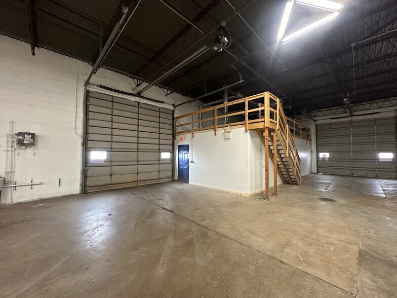 More Photos Of 419 W Washington Ave, Lake Bluff Flex For Lease