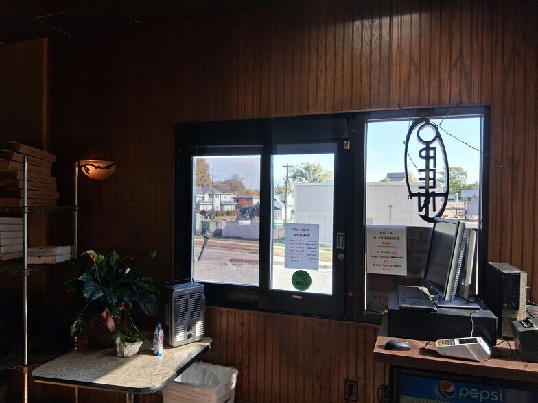 More Photos Of 605 S 10th St, Burlington General Retail For Sale