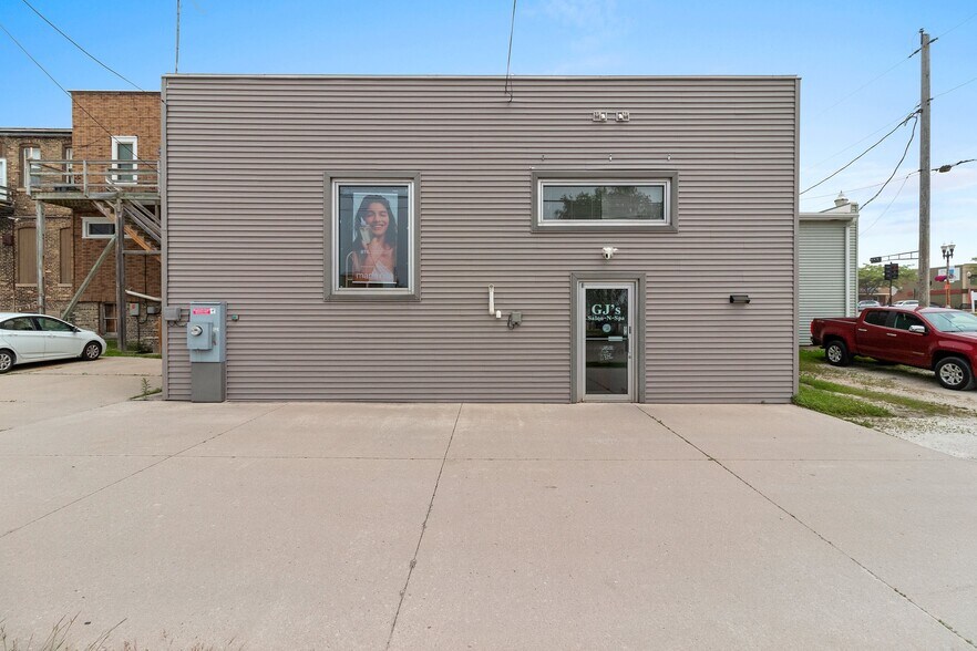 More Photos Of 1604 Washington St, Two Rivers Storefront For Sale