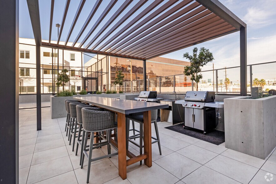 More Photos Of 6933 Santa Monica Blvd, Los Angeles Apartments For Lease