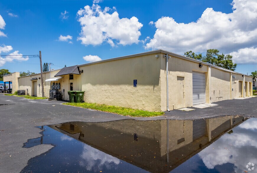 More Photos Of 1717-1721 9th St W, Bradenton Freestanding For Lease