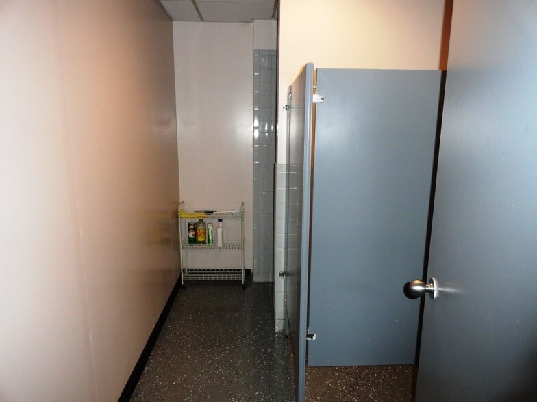More Photos Of 7685 Fishel Dr N, Dublin Warehouse For Lease