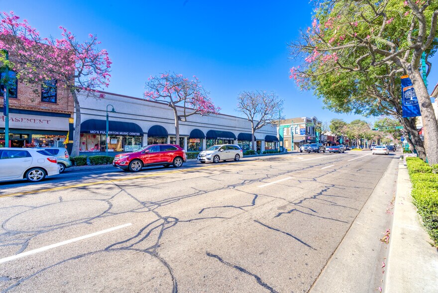 More Photos Of Mo's Music Center, Fullerton Storefront For Sale