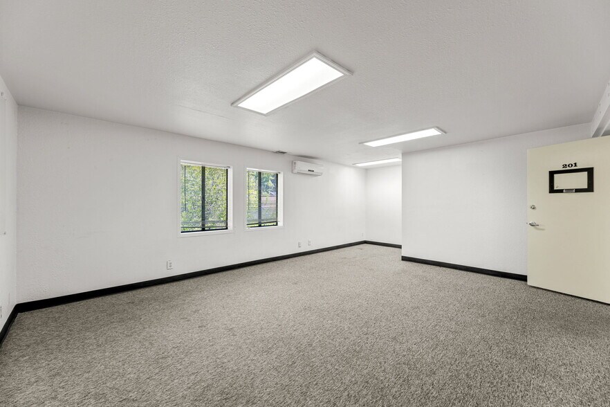 More Photos Of 2741 Franklin Blvd, Sacramento Storefront Retail Office For Sale