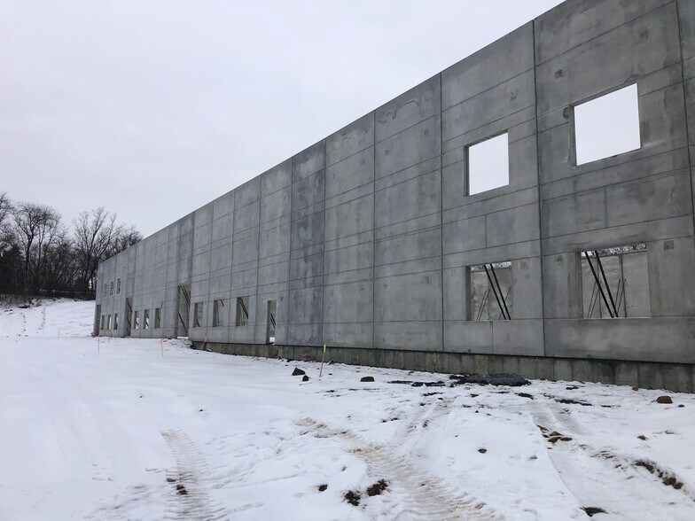 More Photos Of 175 Prairie Lake Rd, East Dundee Warehouse For Lease