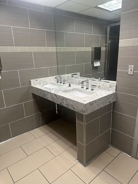 More Photos Of 2000 N Classen Blvd, Oklahoma City Unknown For Lease