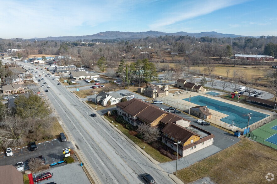 More Photos Of 1620 Asheville Hwy, Hendersonville Coworking Space