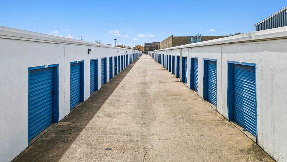 More Photos Of 2601 Willowbrook Rd, Dallas Self Storage For Sale