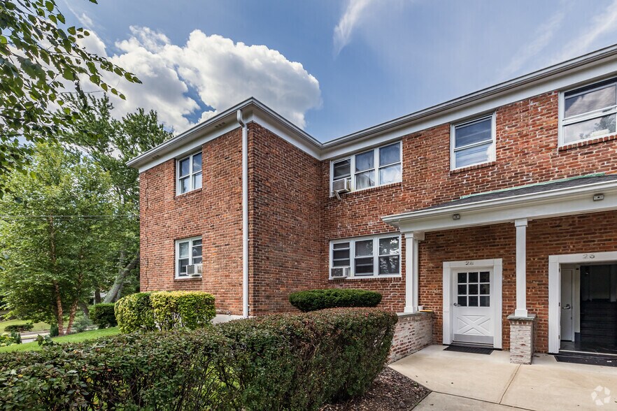 More Photos Of 28 Linden St, Great Neck Apartments For Sale