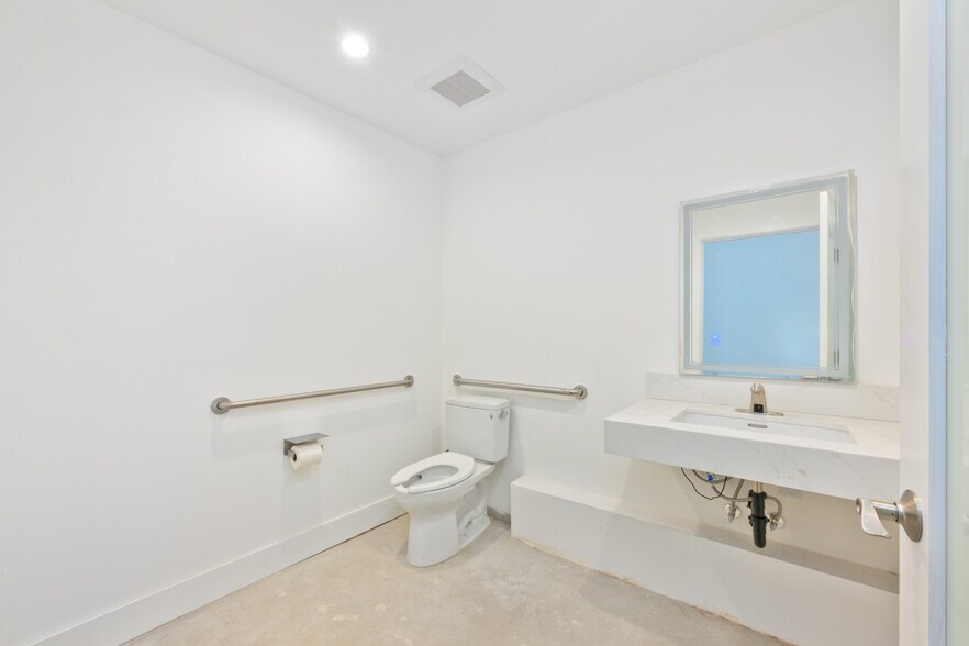 More Photos Of 926-928 N La Cienega Blvd, West Hollywood Storefront Retail Office For Lease