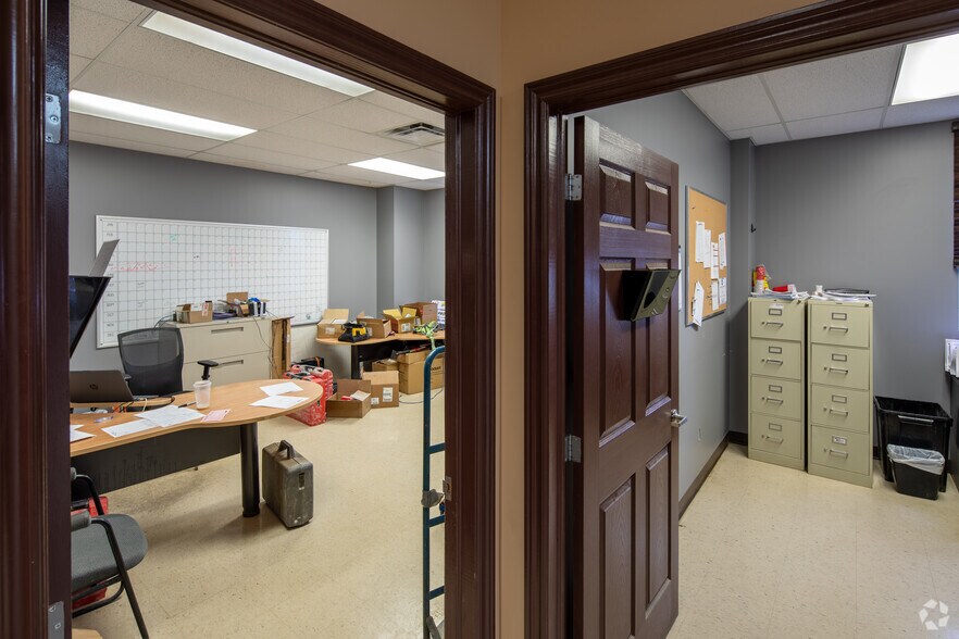 More Photos Of 921 Keyes Dr, Woodstock Warehouse For Lease