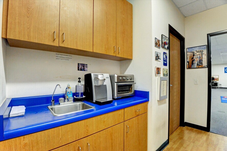 More Photos Of 920 W 10th St, Azusa Warehouse For Sale