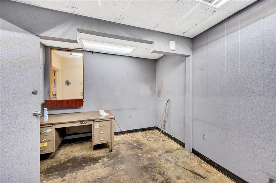 More Photos Of 8820 Lyndon St, Detroit Manufacturing For Sale