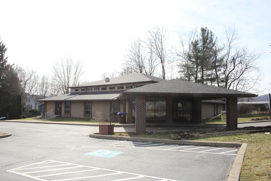 Primary Photo Of 112 Circle St, Franklin Office For Sale