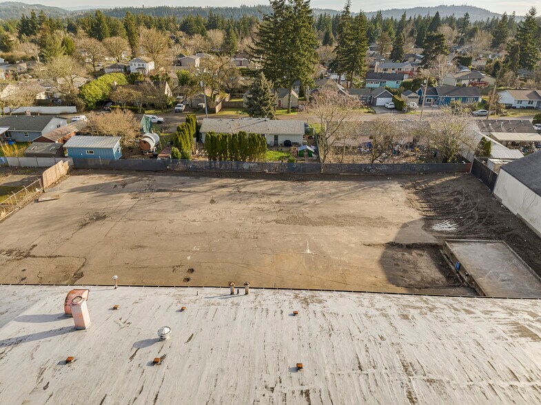 More Photos Of 14410 SE Stark St, Portland Showroom For Sale