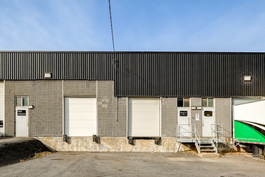 More Photos Of 731-749 Av Meloche, Dorval Light Distribution For Lease