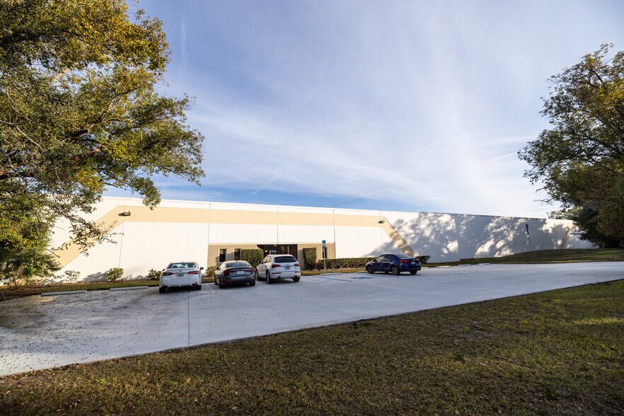 More Photos Of 3214 Queen Palm Dr, Tampa Warehouse For Lease