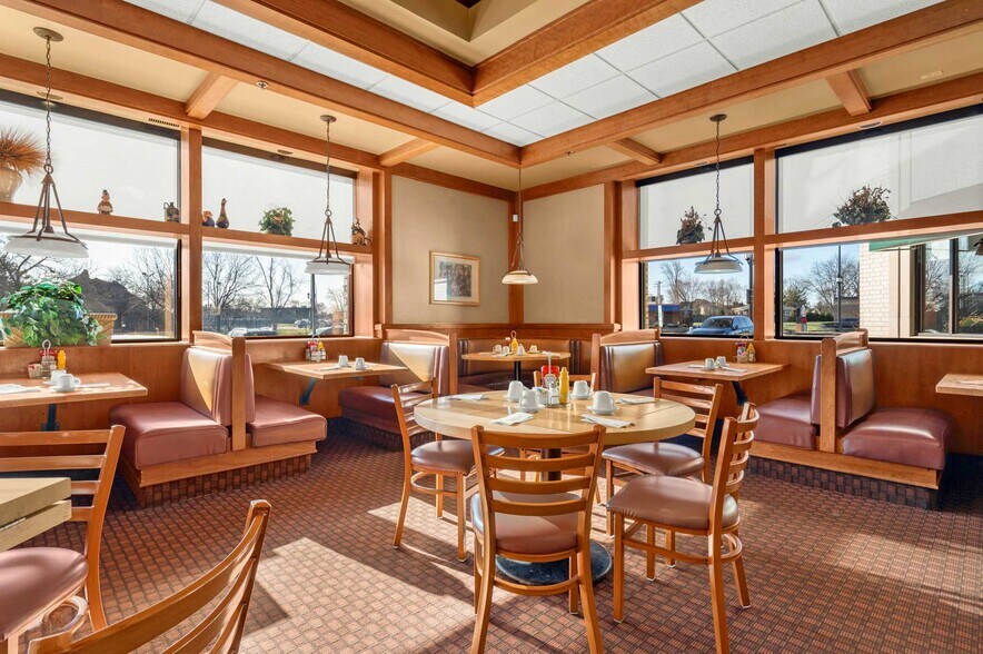 More Photos Of 980 W Lake St, Addison Restaurant For Sale