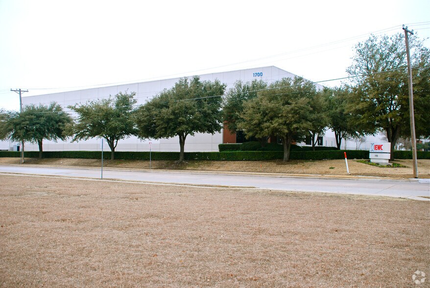 More Photos Of 1700 Summit Ave, Plano Warehouse For Lease