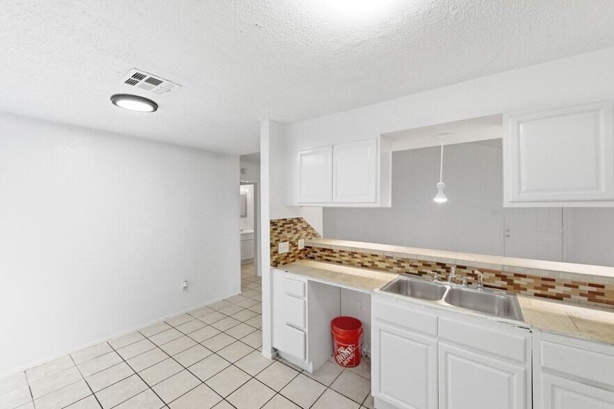More Photos Of 5619 Jacaranda Dr, Austin Multifamily For Sale