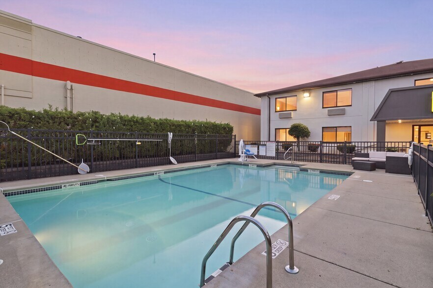More Photos Of 7680 Niagara Falls Blvd, Niagara Falls Hotel For Sale