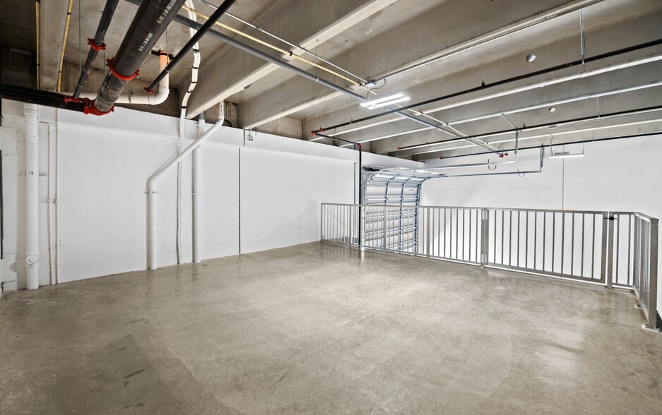 More Photos Of 6175 NW 102nd Ave, Doral Showroom For Sale