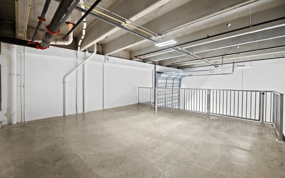 More Photos Of 6175 NW 102nd Ave, Doral Showroom For Sale