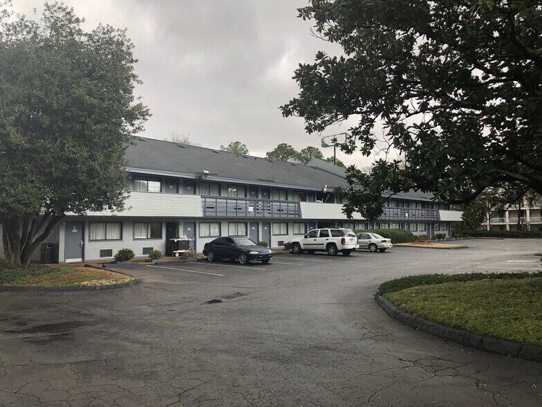 More Photos Of 2471 Old National Pky, College Park Hotel For Sale