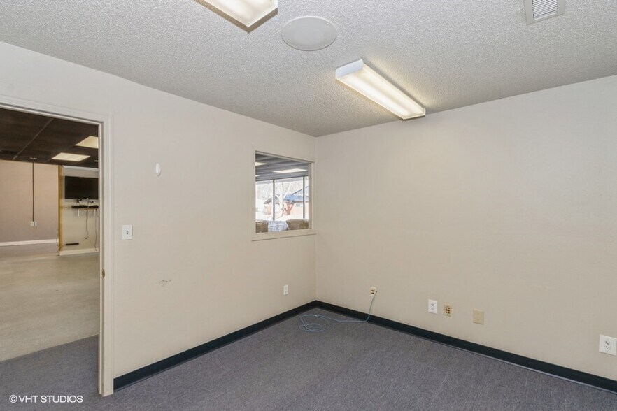 More Photos Of 1207 Highland Ct, Iowa City Showroom For Lease