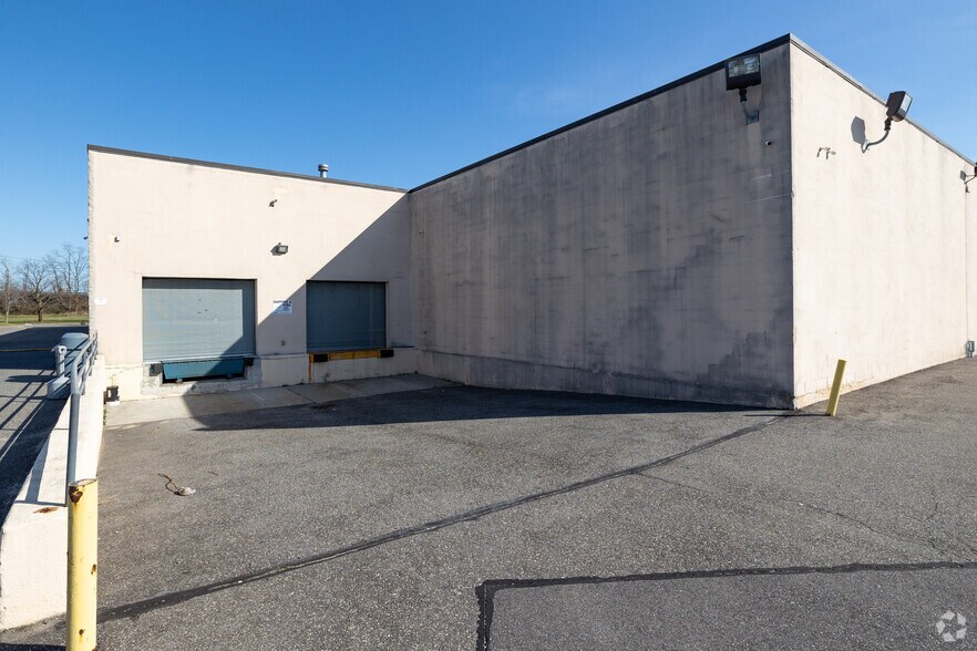 More Photos Of 60 Executive Blvd, Farmingdale Manufacturing For Sale