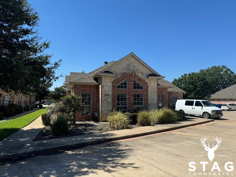More Photos Of 1204 Bent Oaks Ct, Denton Office Residential For Lease