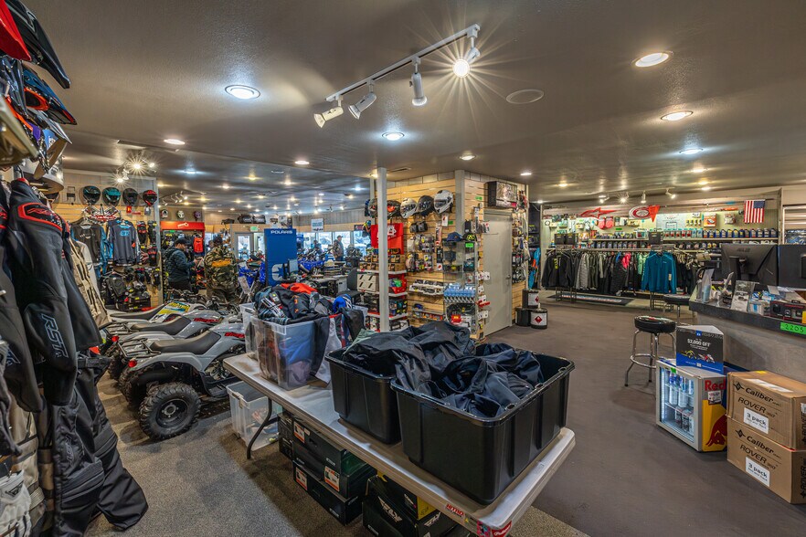 More Photos Of 4040 Glenbrook Dr, Hailey Showroom For Sale