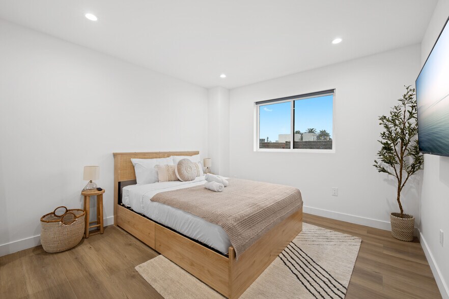 More Photos Of 833 N McCadden Pl, Los Angeles Apartments For Sale