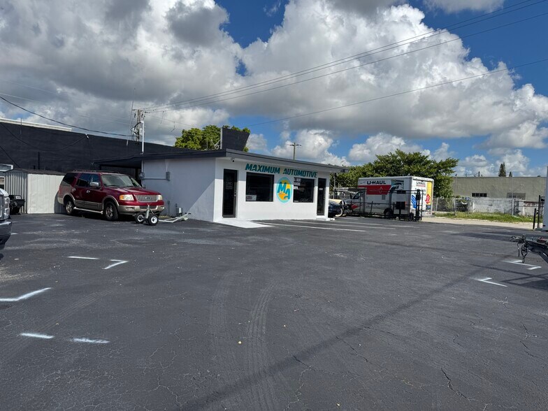 More Photos Of 1822 N Dixie Hwy, Hollywood Storefront Retail Residential For Sale