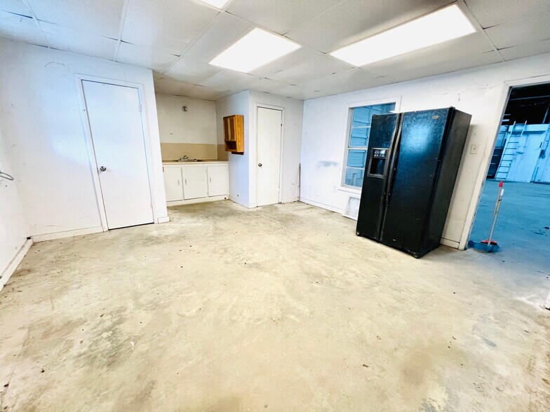 More Photos Of 4512 S Highway 35, Alvin Light Manufacturing For Lease