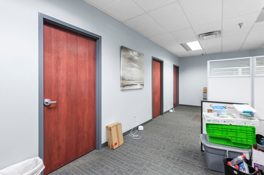 More Photos Of 501-617 Travelers Trl, Burnsville Research And Development For Lease