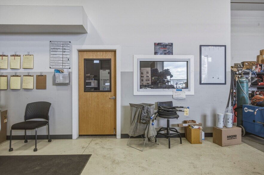 More Photos Of 2213 Henderson Loop, Richland Warehouse For Sale