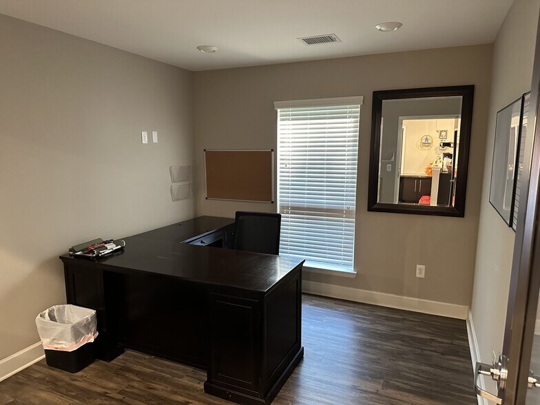 More Photos Of 5155 W Davis St, Conroe Office For Lease
