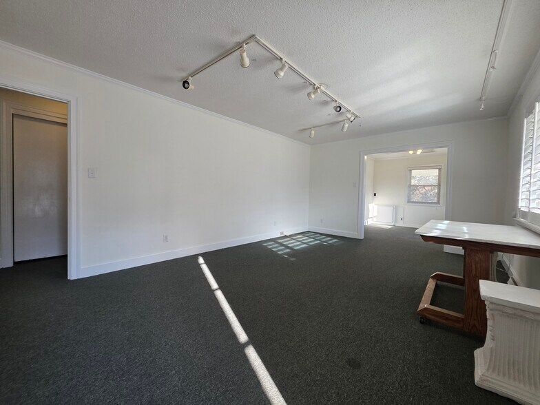 More Photos Of 2034 W 5th St, Washington Showroom For Sale