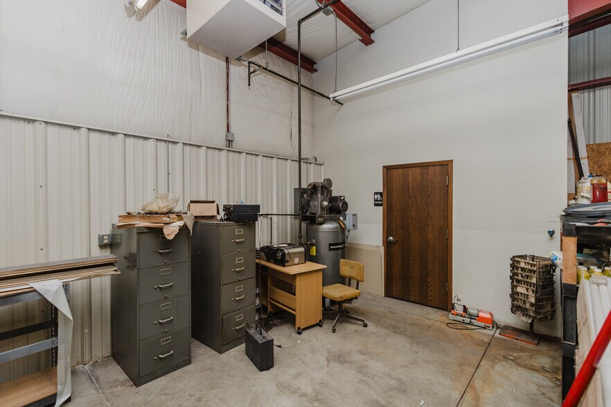 More Photos Of 2555 N Market St, Wichita Auto Repair For Sale