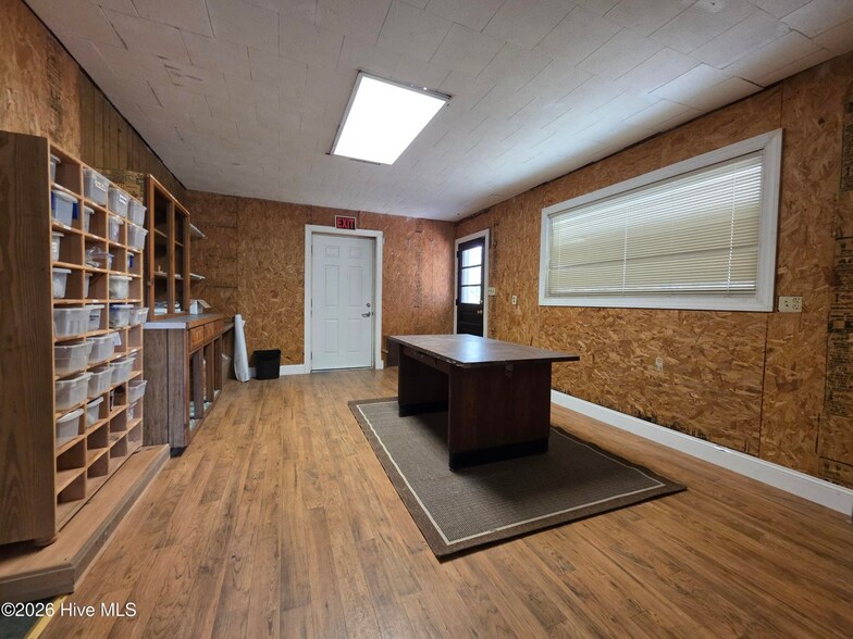 More Photos Of 2034 W 5th St, Washington Showroom For Sale