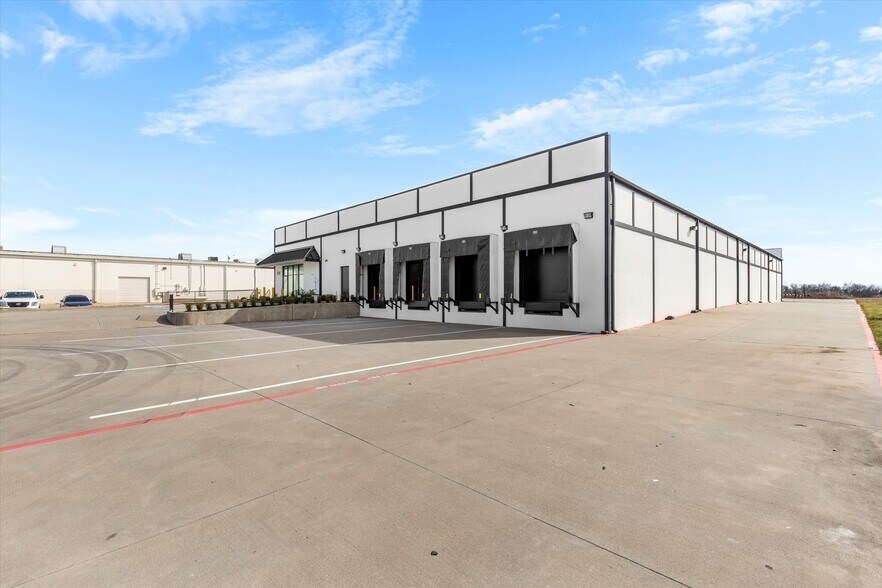 More Photos Of 820 S Central Expy, Anna Warehouse For Sale