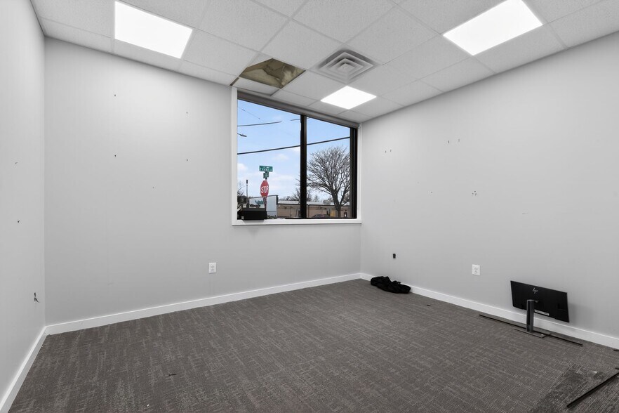 More Photos Of 13 N York Rd, Willow Grove Freestanding For Lease