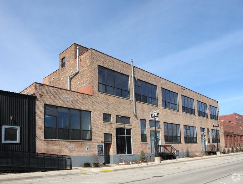 More Photos Of 4222 N Ravenswood Ave, Chicago Manufacturing For Lease