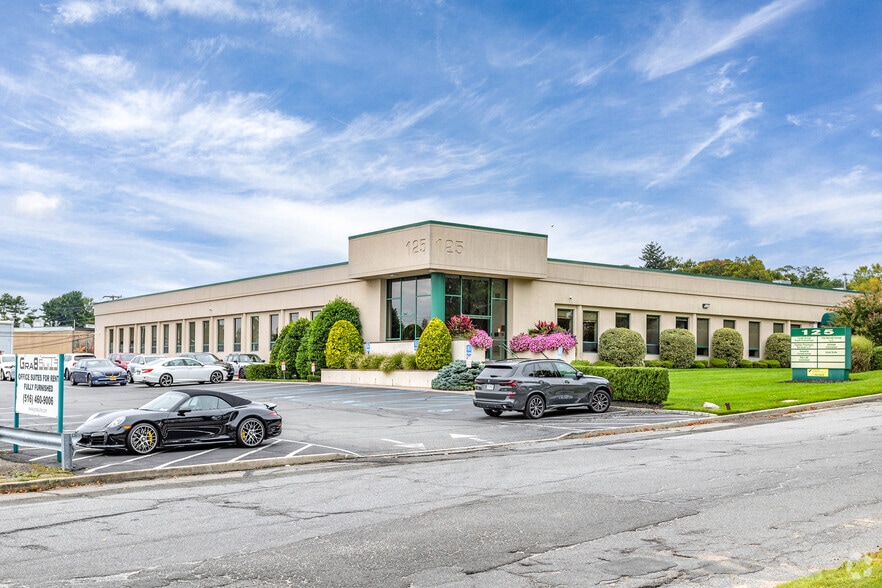 More Photos Of 125 Michael Dr, Syosset Office For Lease