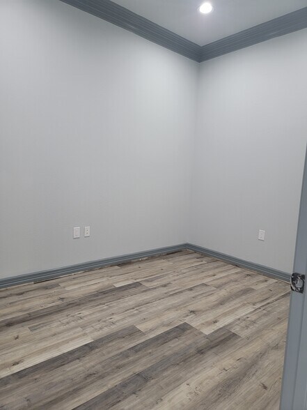 More Photos Of 15018 Lakefair Dr, Richmond Office For Lease