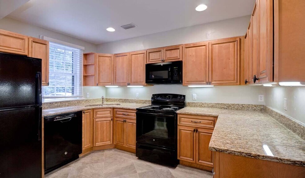 More Photos Of 629 SW 9th St, Gainesville Dormitory For Sale