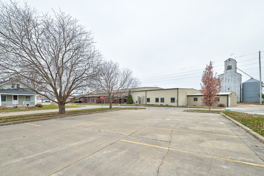 More Photos Of 309 South St, Pella Industrial For Sale
